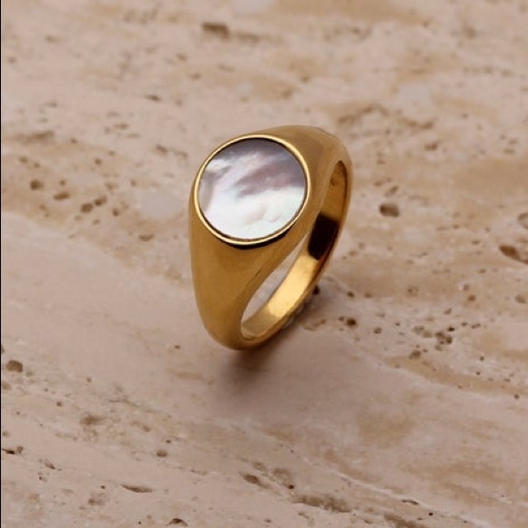 Round shell signet ring - Picture 3 of 8